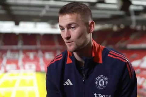 دي ليخت: مباراة واحدة لا تغير العالم.. وكان علينا أن نجعل مانشستر حمراء